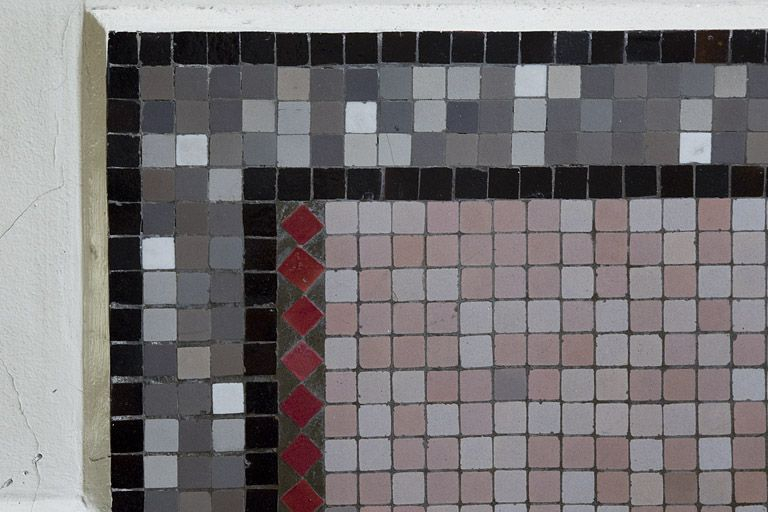 Bâtiment B : détail de la mosaïque murale. © Région Bourgogne-Franche-Comté, Inventaire du patrimoine Bâtiment B : détail de la mosaïque murale. © Région Bourgogne-Franche-Comté, Inventaire du patrimoine