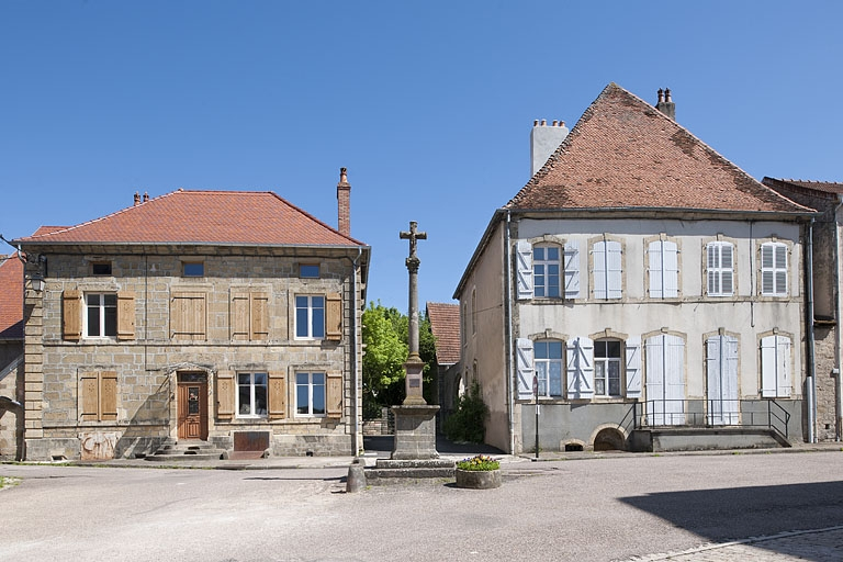 Maisons, 1 et 3 place de la Mairie : maison du 16e siècle avec façade du 18e siècle à gauche, maison du 18e siècle à droite. © Région Bourgogne-Franche-Comté, Inventaire du patrimoine