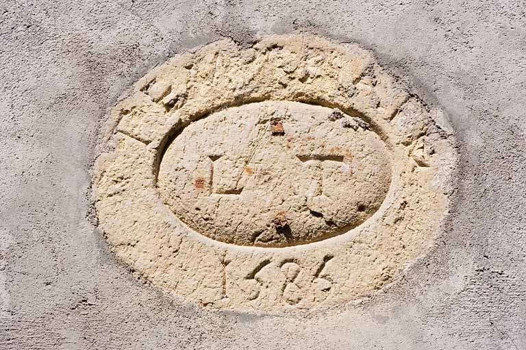 Détail de la façade latérale droite : le médaillon au-dessus de la porte. © Région Bourgogne-Franche-Comté, Inventaire du patrimoine