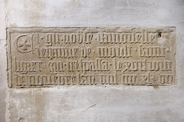 Chapelle à gauche du choeur : inscription. © Région Bourgogne-Franche-Comté, Inventaire du patrimoine Chapelle à gauche du choeur : inscription. © Région Bourgogne-Franche-Comté, Inventaire du patrimoine