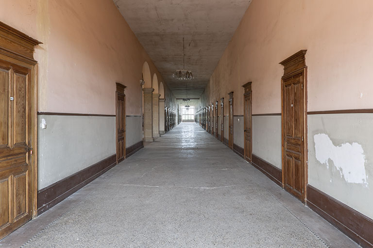 Intérieur : le couloir ouvrant sur les chambres. © Région Bourgogne-Franche-Comté, Inventaire du patrimoine