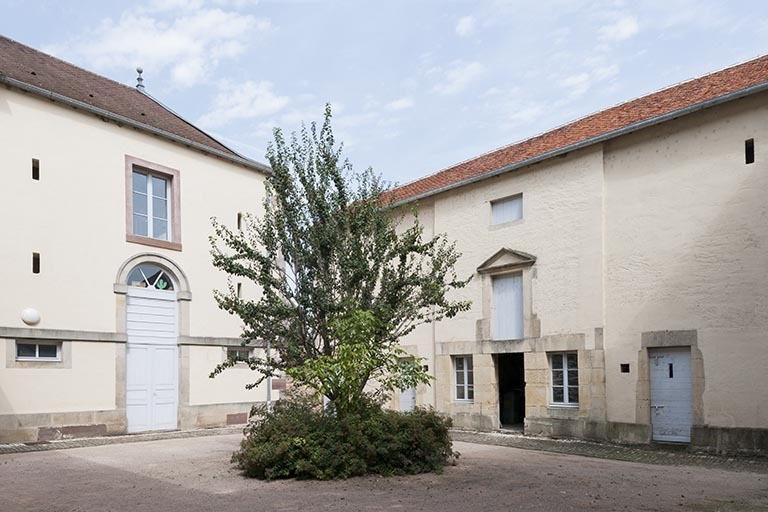 Intérieur de la cour : bâtiment en fond de cour (à droite) et aile nord. © Région Bourgogne-Franche-Comté, Inventaire du patrimoine Intérieur de la cour : bâtiment en fond de cour (à droite) et aile nord. © Région Bourgogne-Franche-Comté, Inventaire du patrimoine