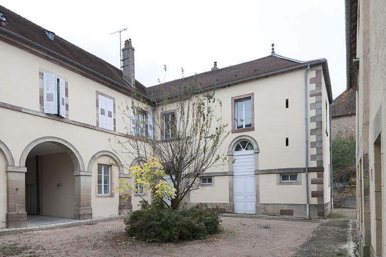 Façade postérieure et aile nord. © Région Bourgogne-Franche-Comté, Inventaire du patrimoine Façade postérieure et aile nord. © Région Bourgogne-Franche-Comté, Inventaire du patrimoine