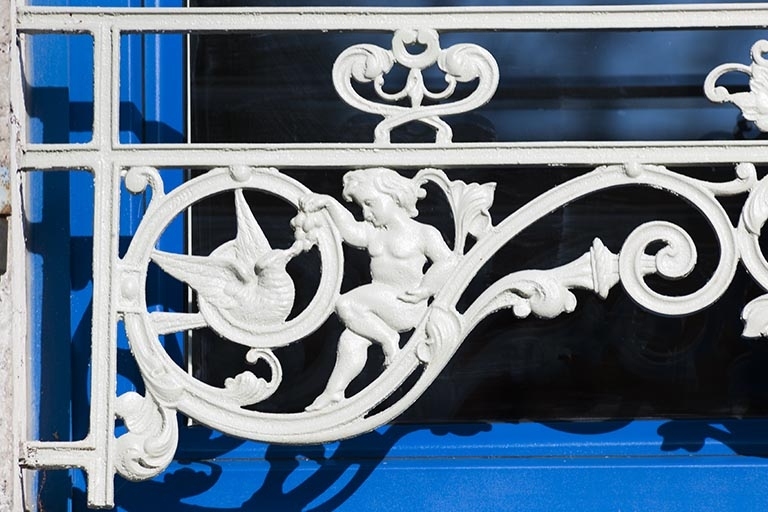 Barre d'appui d'une des baies, détail : le motif de gauche. © Région Bourgogne-Franche-Comté, Inventaire du patrimoine Barre d'appui d'une des baies, détail : le motif de gauche. © Région Bourgogne-Franche-Comté, Inventaire du patrimoine