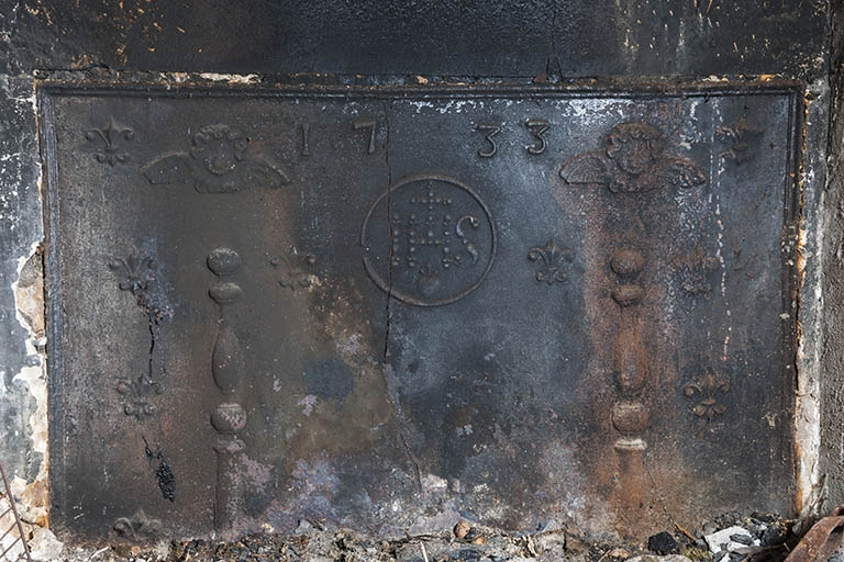 Cuisine : la plaque de cheminée. © Région Bourgogne-Franche-Comté, Inventaire du patrimoine