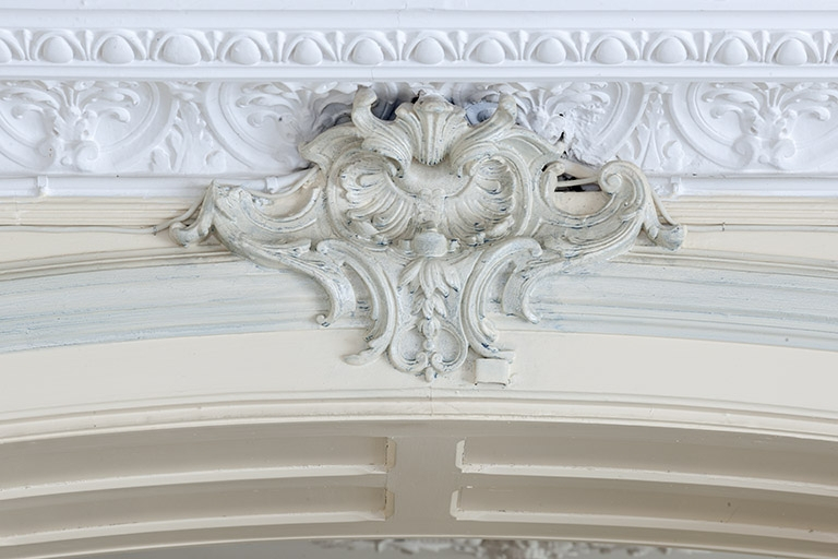 Décor du salon au-dessus de la porte ouvrant sur le vestibule. © Région Bourgogne-Franche-Comté, Inventaire du patrimoine