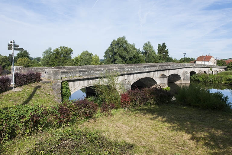 Vue générale de trois quarts gauche depuis l'amont. © Région Bourgogne-Franche-Comté, Inventaire du patrimoine Vue générale de trois quarts gauche depuis l'amont. © Région Bourgogne-Franche-Comté, Inventaire du patrimoine