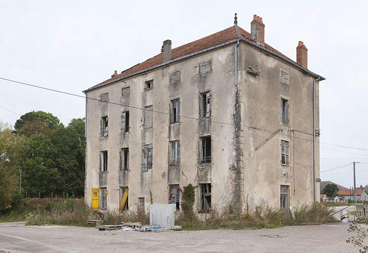 Façade postérieure de trois quart droit. © Région Bourgogne-Franche-Comté, Inventaire du patrimoine