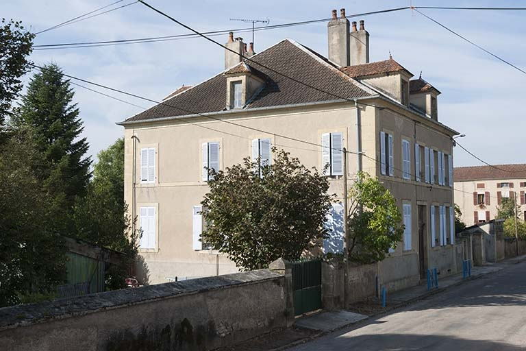 Vue générale de trois quart gauche. © Région Bourgogne-Franche-Comté, Inventaire du patrimoine