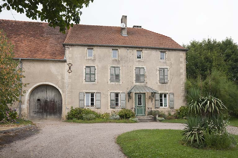Vue générale de trois quarts de la maison. © Région Bourgogne-Franche-Comté, Inventaire du patrimoine Vue générale de trois quarts de la maison. © Région Bourgogne-Franche-Comté, Inventaire du patrimoine