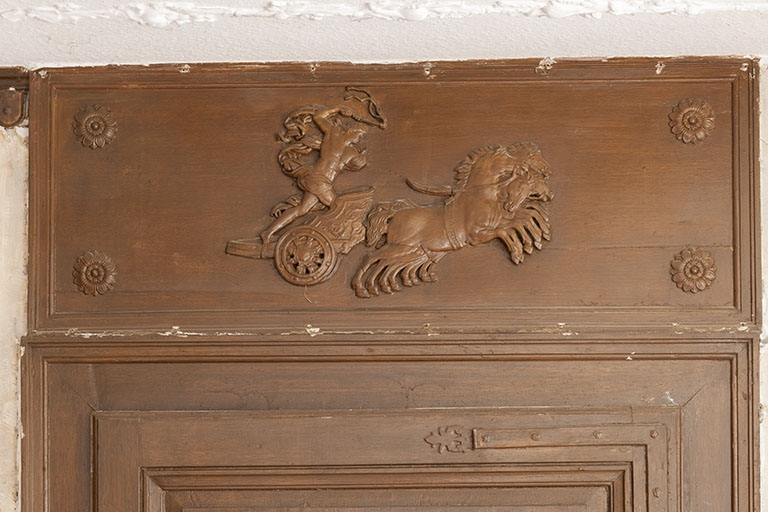 La salle à manger, détail du dessus-de-porte. © Région Bourgogne-Franche-Comté, Inventaire du patrimoine La salle à manger, détail du dessus-de-porte. © Région Bourgogne-Franche-Comté, Inventaire du patrimoine