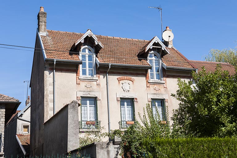 Façade antérieure de trois quart gauche. © Région Bourgogne-Franche-Comté, Inventaire du patrimoine