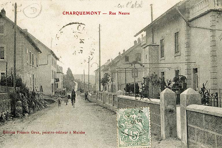 La Rue Neuve (rue des horlogers), avec à gauche les ateliers Feuvrier puis Midez (n° 3), Froidevaux Frères (n° 5) et Wasner-Ruffier (n° 7), et à droite de l'Union ouvrière (n° 6), Gigandet-Bernard (n° 8), Erard (n° 10) et Donzé (n° 12) : Charquemont… © Région Bourgogne-Franche-Comté, Inventaire du patrimoine