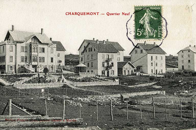 La Rue Neuve (rue des horlogers), avec de gauche à droite les ateliers de l'Union ouvrière (n° 6),  Gigandet-Bernard (n° 8), Erard (n° 10) et Donzé (n° 12) : Charquemont - Quartier Neuf, entre 1903 et 1918 ? © Région Bourgogne-Franche-Comté, Inventaire du patrimoine La Rue Neuve (rue des horlogers), avec de gauche à droite les ateliers de l'Union ouvrière (n° 6),  Gigandet-Bernard (n° 8), Erard (n° 10) et Donzé (n° 12) : Charquemont - Quartier Neuf, entre 1903 et 1918 ? © Région Bourgogne-Franche-Comté, Inventaire du patrimoine