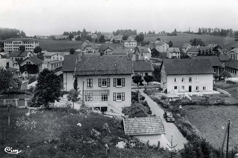 Charquemont (Doubs) - Les Cités [le quartier de la gare vu du sud (rue du Général Leclerc)], entre 1950 et 1954. La maison est à droite. © Région Bourgogne-Franche-Comté, Inventaire du patrimoine