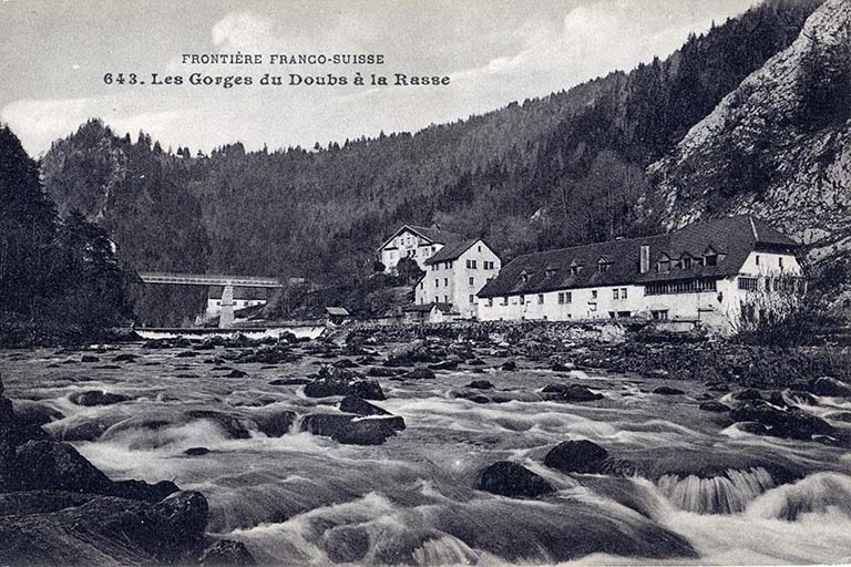 Frontière franco-suisse 643. Les Gorges du Doubs à la Rasse [vue d'ensemble rapprochée depuis l'aval], 1er quart 20e siècle (après 1907). © Région Bourgogne-Franche-Comté, Inventaire du patrimoine