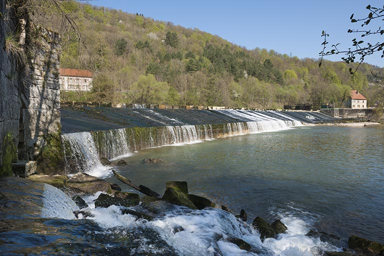 Le barrage depuis la rive droite du Doubs. © Région Bourgogne-Franche-Comté, Inventaire du patrimoine