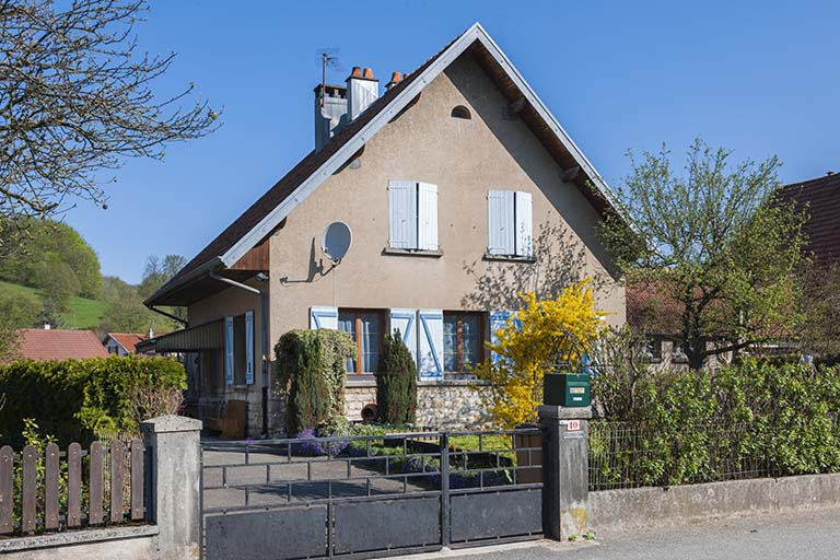 Façade antérieure d'une maison (rue des Ecoles). © Région Bourgogne-Franche-Comté, Inventaire du patrimoine