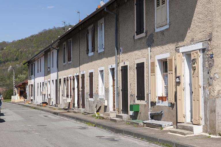 Vue de trois quarts de la façade d'une caserne. © Région Bourgogne-Franche-Comté, Inventaire du patrimoine
