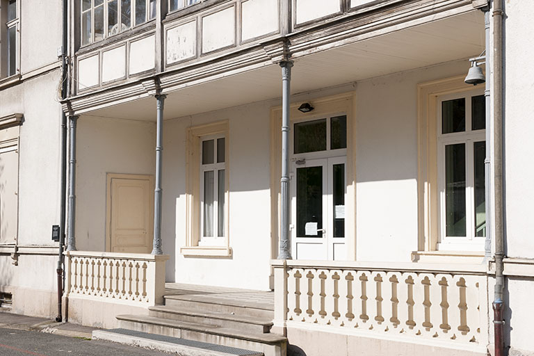 Accès au rez-de-chaussée de la façade est.. © Région Bourgogne-Franche-Comté, Inventaire du patrimoine