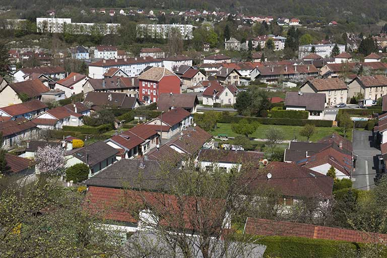 Vue d'ensemble depuis le sud (au second plan). © Région Bourgogne-Franche-Comté, Inventaire du patrimoine