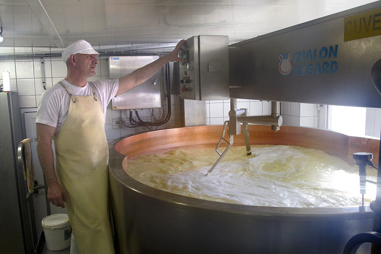 Fabrication du comté : réglage à la première cuve. © Région Bourgogne-Franche-Comté, Inventaire du patrimoine