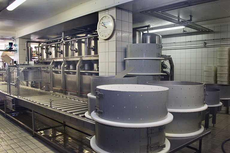 Fabrication du comté : installation de soutirage, moules et transporteur à rouleaux. © Région Bourgogne-Franche-Comté, Inventaire du patrimoine