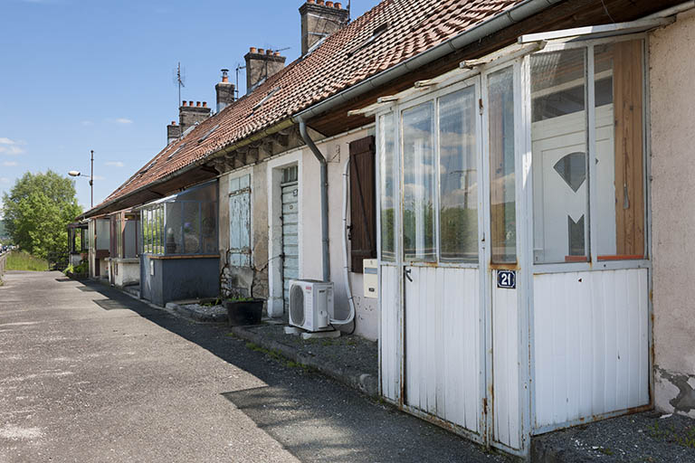 Habitation de type caserne. Entrée sur la façade nord. © Région Bourgogne-Franche-Comté, Inventaire du patrimoine
