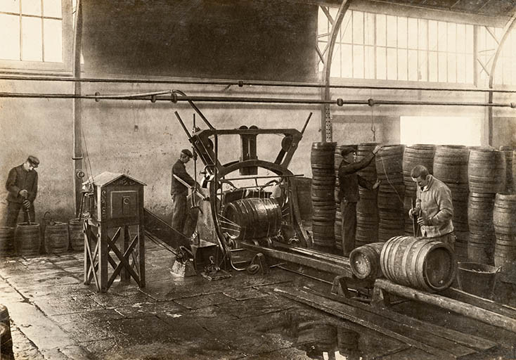 Visite des fûts et lavage extérieur. © Région Bourgogne-Franche-Comté, Inventaire du patrimoine