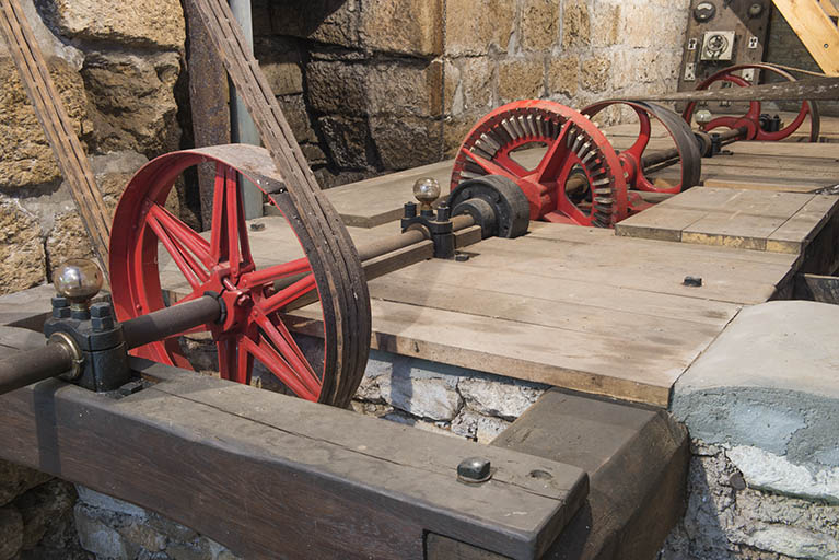Arbre de transmission et poulies de renvoi. © Région Bourgogne-Franche-Comté, Inventaire du patrimoine