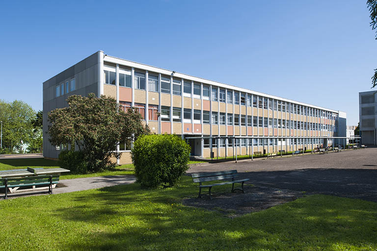 Pignon ouest et façade antérieure sud du bâtiment d'internat, externat, logements, infirmerie depuis la cour. © Région Bourgogne-Franche-Comté, Inventaire du patrimoine Pignon ouest et façade antérieure sud du bâtiment d'internat, externat, logements, infirmerie depuis la cour. © Région Bourgogne-Franche-Comté, Inventaire du patrimoine
