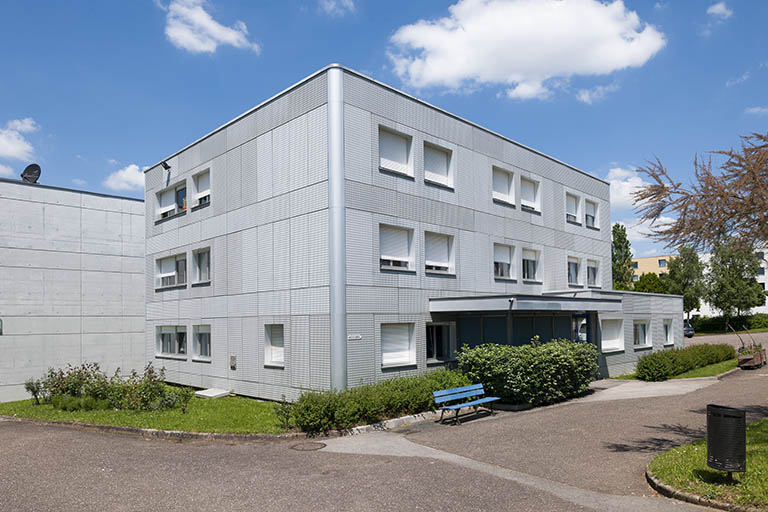 Entrée, angle sud et façade antérieure (sud) du bâtiment d'administration et logements. © Région Bourgogne-Franche-Comté, Inventaire du patrimoine Entrée, angle sud et façade antérieure (sud) du bâtiment d'administration et logements. © Région Bourgogne-Franche-Comté, Inventaire du patrimoine
