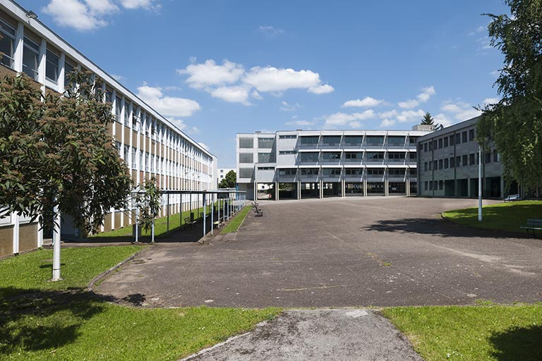 La cour depuis l'ouest, face au bâtiment d'enseignement professionnel. © Région Bourgogne-Franche-Comté, Inventaire du patrimoine La cour depuis l'ouest, face au bâtiment d'enseignement professionnel. © Région Bourgogne-Franche-Comté, Inventaire du patrimoine