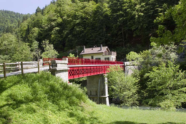 La Rasse : le pont vu depuis la rive gauche. © Région Bourgogne-Franche-Comté, Inventaire du patrimoine La Rasse : le pont vu depuis la rive gauche. © Région Bourgogne-Franche-Comté, Inventaire du patrimoine