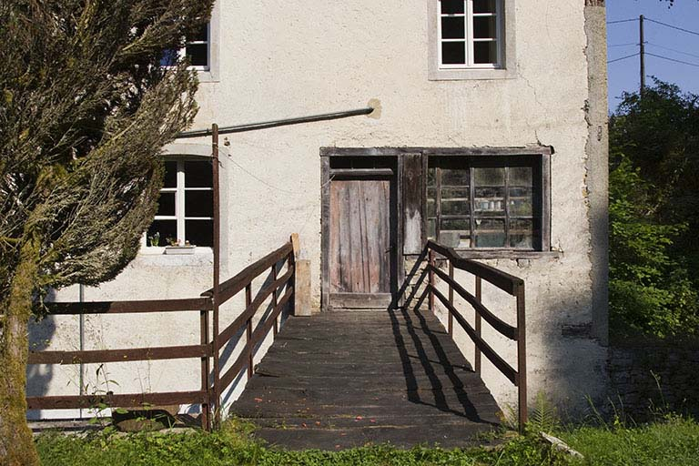 Scierie, façade postérieure : passerelle donnant accès à la pièce sous le logement. © Région Bourgogne-Franche-Comté, Inventaire du patrimoine