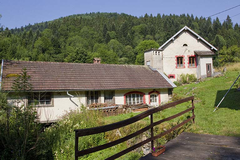 Centrale : façade antérieure, depuis une passerelle. Logement d'ouvriers à l'arrière-plan. © Région Bourgogne-Franche-Comté, Inventaire du patrimoine