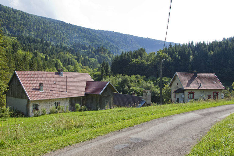 Vue d'ensemble du site, depuis le nord. De gauche à droite : scierie, centrale et logement d'ouvriers. © Région Bourgogne-Franche-Comté, Inventaire du patrimoine