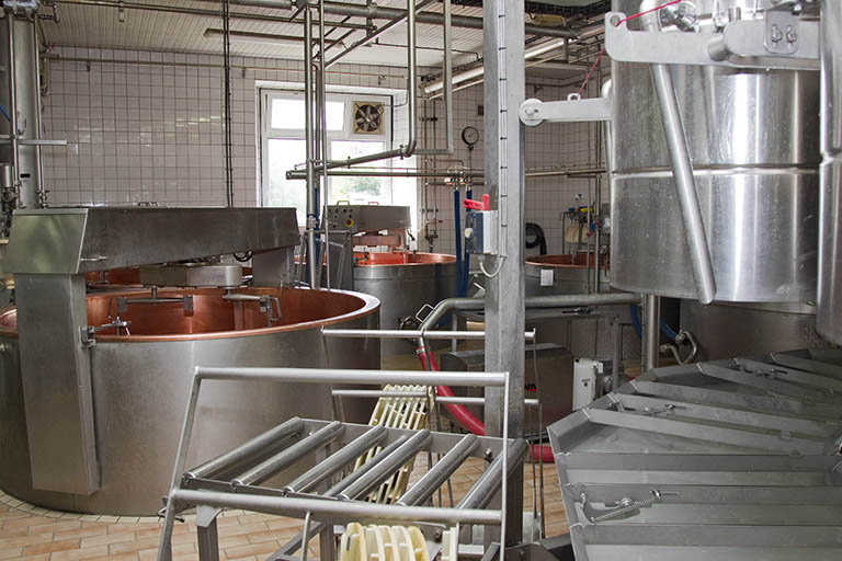 Intérieur de l'atelier de fabrication, depuis le groupe de moulage. © Région Bourgogne-Franche-Comté, Inventaire du patrimoine Intérieur de l'atelier de fabrication, depuis le groupe de moulage. © Région Bourgogne-Franche-Comté, Inventaire du patrimoine