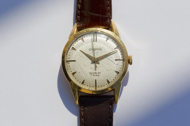 Montre de marque Charmo fabriquée dans l'atelier (éclairage rasant). © Région Bourgogne-Franche-Comté, Inventaire du patrimoine