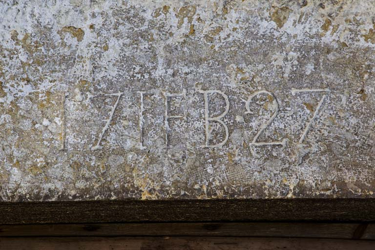 Façade postérieure : date 1727 gravée sur un linteau de porte. © Région Bourgogne-Franche-Comté, Inventaire du patrimoine