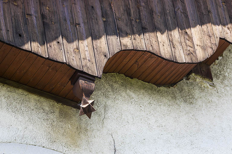 Façade est : motif décoratif ornant l'extrémité pendante d'un poteau de la lambrichure. © Région Bourgogne-Franche-Comté, Inventaire du patrimoine
