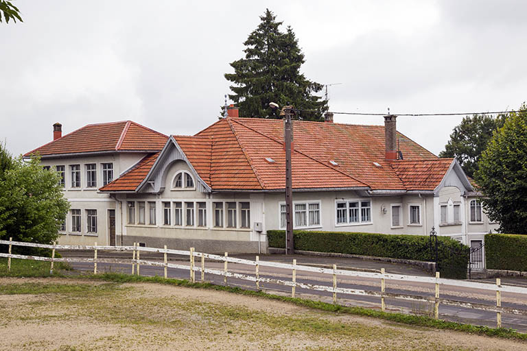 Vue plongeante sur l'ancienne ferme et l'atelier de 1920, depuis l'ouest. © Région Bourgogne-Franche-Comté, Inventaire du patrimoine