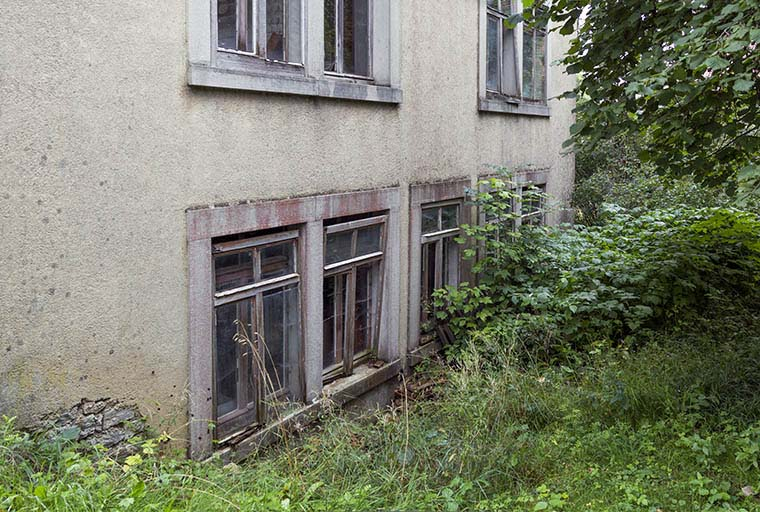Usine : fenêtres de la façade postérieure, au rez-de-chaussée. © Région Bourgogne-Franche-Comté, Inventaire du patrimoine Usine : fenêtres de la façade postérieure, au rez-de-chaussée. © Région Bourgogne-Franche-Comté, Inventaire du patrimoine