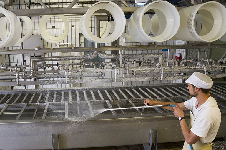 Nettoyage des installations : le répartiteur. © Région Bourgogne-Franche-Comté, Inventaire du patrimoine