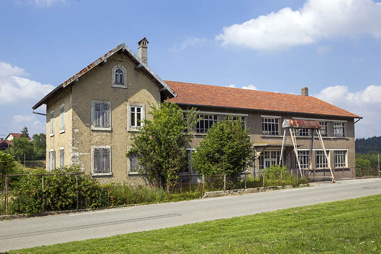 Site rue du Jura : logement, atelier de fabrication et portique (façade antérieure de trois quarts gauche). © Région Bourgogne-Franche-Comté, Inventaire du patrimoine Site rue du Jura : logement, atelier de fabrication et portique (façade antérieure de trois quarts gauche). © Région Bourgogne-Franche-Comté, Inventaire du patrimoine