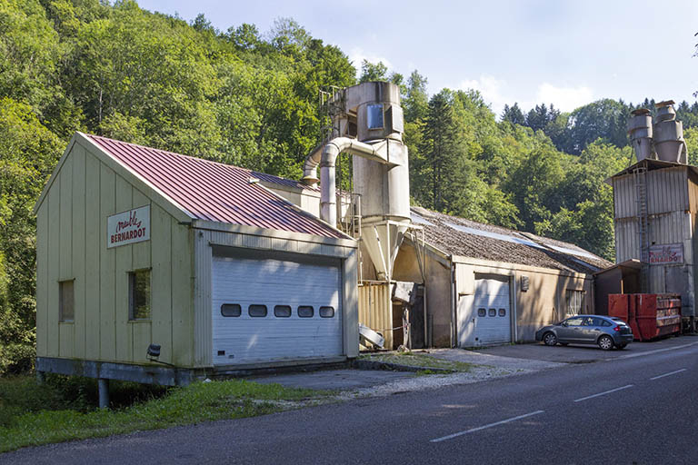 L'usine, depuis la route au nord : bâtiment postérieur à 1998 au premier plan, construit entre 1980 et 1988 au second plan © Région Bourgogne-Franche-Comté, Inventaire du patrimoine