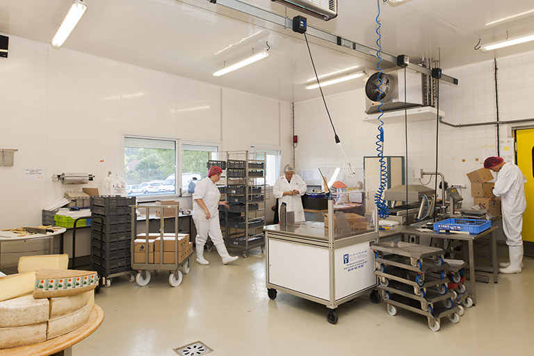 Espaces pédagogiques du hall des technologies laitières et agro-alimentaires. © Région Bourgogne-Franche-Comté, Inventaire du patrimoine