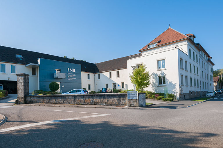 Cour d'entrée, pignon nord-est du bâtiment d'administration et d'externat et sa façade sur rue. © Région Bourgogne-Franche-Comté, Inventaire du patrimoine
