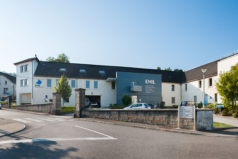 Cour, stationnement et pignon est du bâtiment d'administration et d'externat. © Région Bourgogne-Franche-Comté, Inventaire du patrimoine