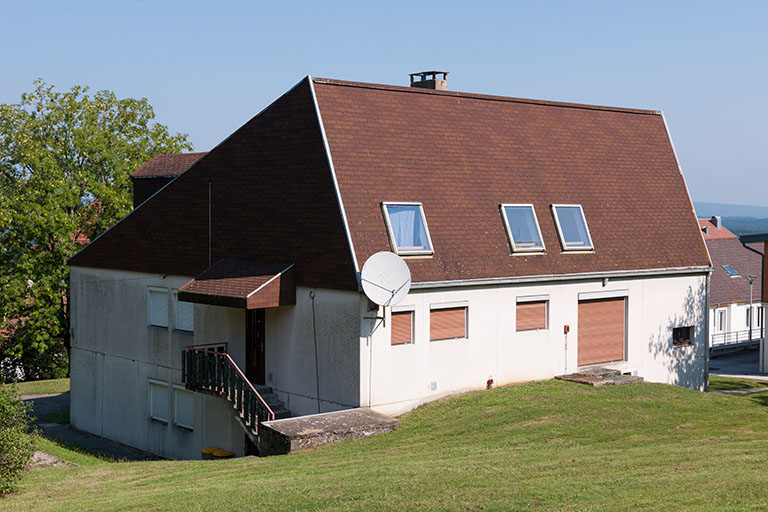Façade postérieure et angle sud du centre de documentation et d'information. © Région Bourgogne-Franche-Comté, Inventaire du patrimoine